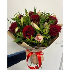 Букет из 7 красных роз и альстромерии